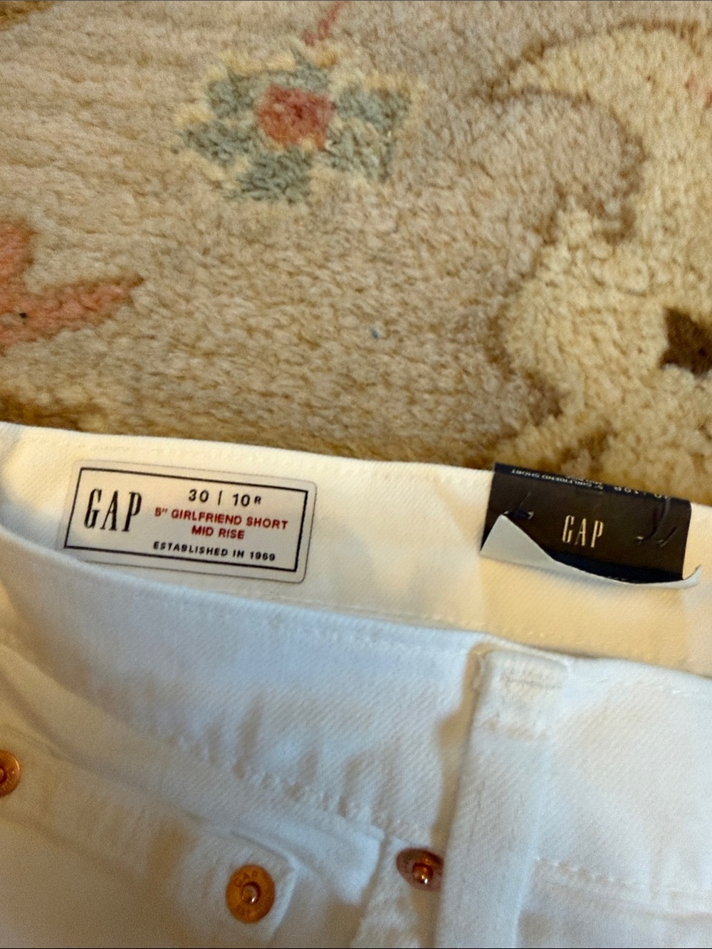 Gap Women's White Rolled-Hem Denim Shorts - Picture 2 of 4